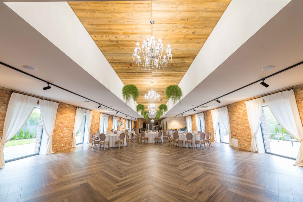 sala weselna ktora posiada wykonanie i stare drewno