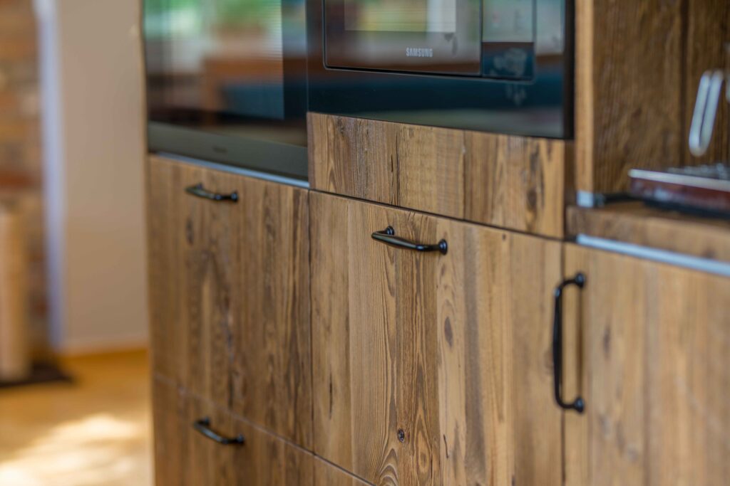 Proces realizacji zamówienia mebli z drewna – krok po kroku