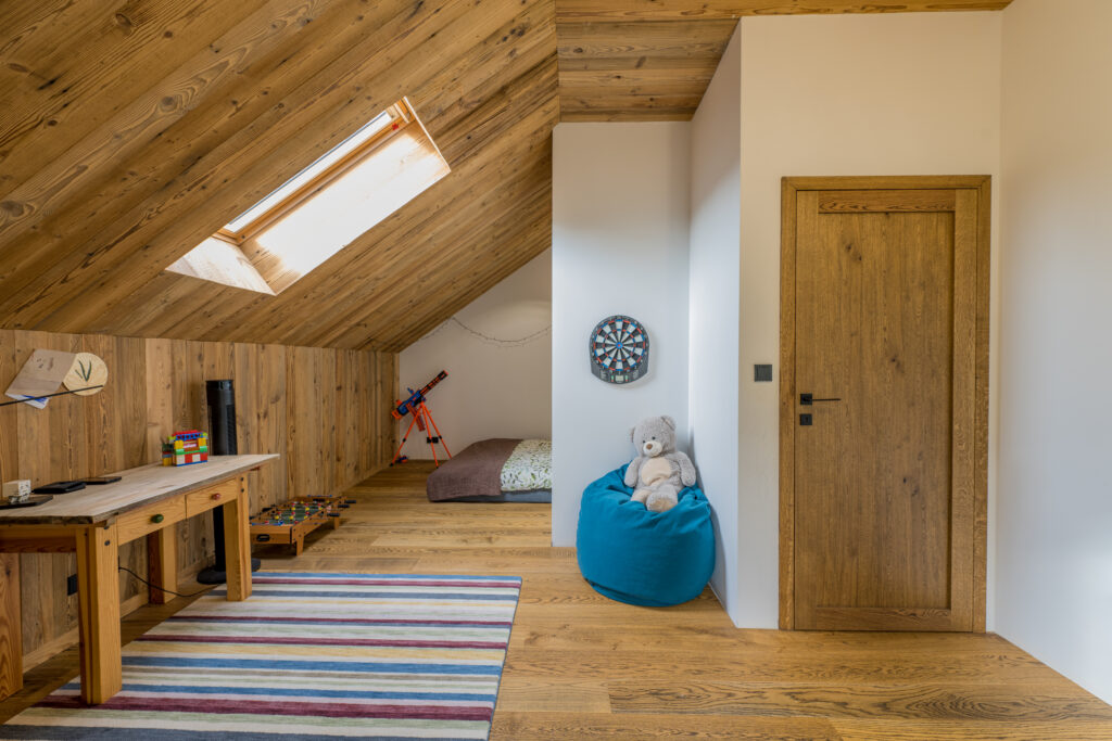 drewno z odzysku wykorzystane w pokoju dziecięcym